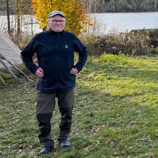 Splitbild med en man med glasögon på ena sidan och en sylta på andra sidan, maträtt. 