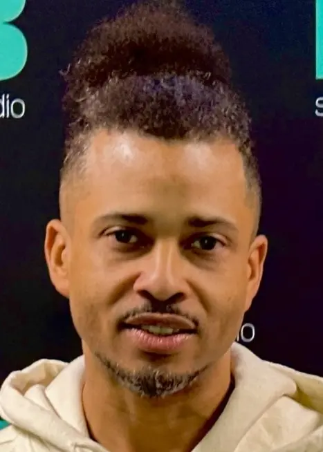 Artisten Erik Lundin framför en svart vägg med P3 logotyper som fond. 