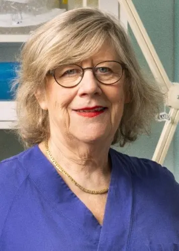 Christer Lundberg och Agnes Wold ståendes i ett laboratorium, Christer med skägg och keps till vänster i bild, till höger om honom en anatomisk modell över en människokropp. I förgrunden, till höger, står Agnes Wold med en blå läkarskjorta och glasögon.