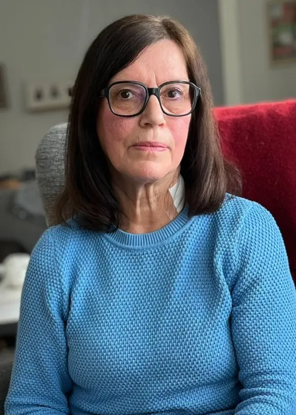 En person sitter i en fåtölj i ett vardagsrum och håller en mobiltelefon. I bakgrunden syns en röd filt och en växt. En inklippt bild visar hur Lillys efterlysning på Facebook såg ut. Det står: ”Hej! Är ny i gruppen! Fotot är nytaget! Bor i Luleå! 69 år om någon undrar! Tycker om att träna och är intresserad av det mesta som förgyller livet på något sätt! Det är inte alltid så lätt när man blir ensam att hitta sig själv och försöka hitta nya vägar! Men har bestämt mig för att se det positiva i livet!”