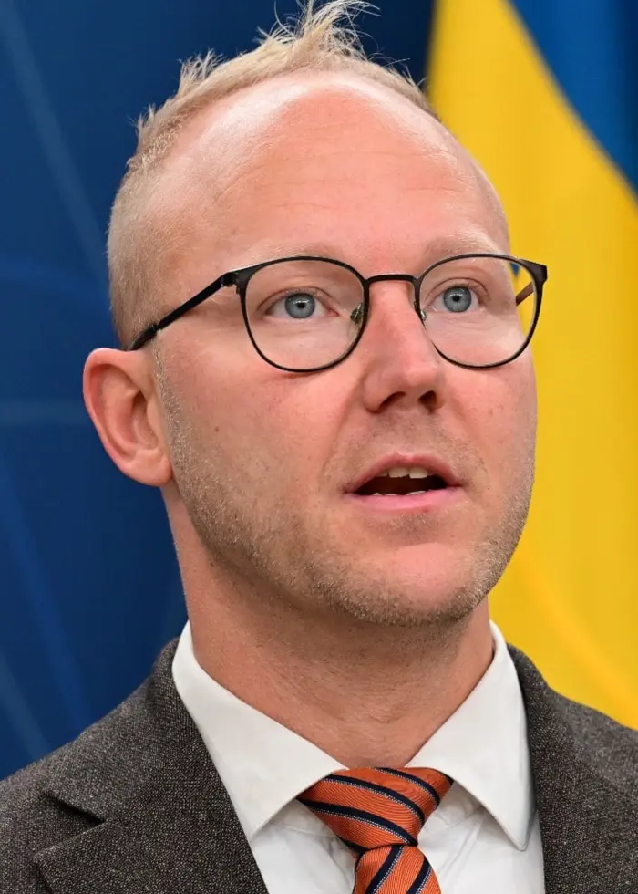 Ludvig Aspling, Sverigedemokraterna, i kavaj och slips vid en pressträff.
