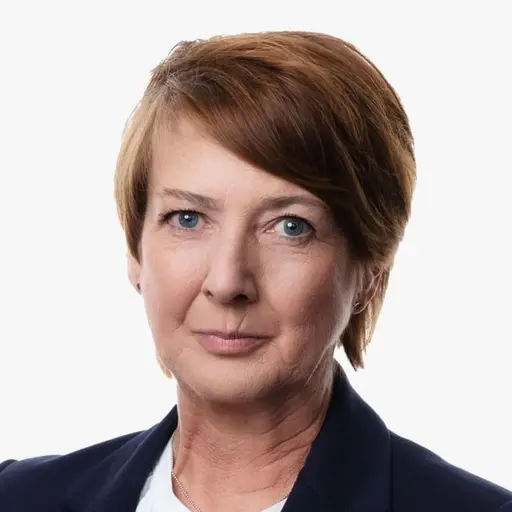 Montage. En polisbil står utanför Tidö slott den 10 oktober 2022 då förhandlingarna mellan M, KD, L och SD ägde rum. Till höger Helena Gissén.