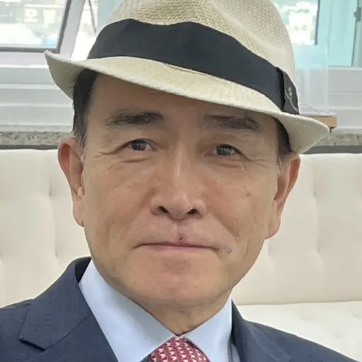 Porträtt på Thae Young-ho, man med hatt