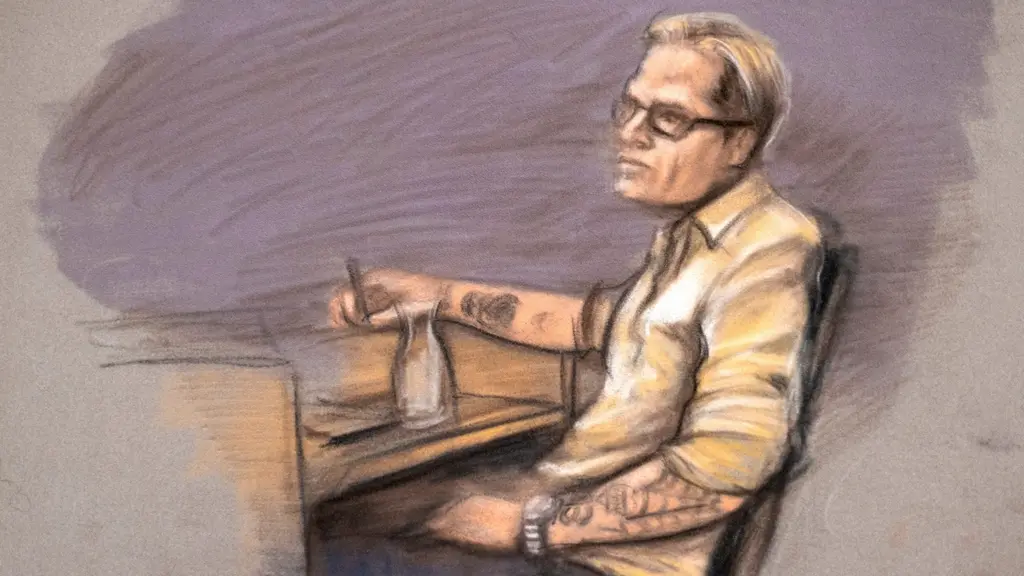 En tecknad rättsskiss som visar en person sittande vid ett bord i en rättssal. Personen är klädd i en ljus skjorta och har en tatuering på armen. Bakgrunden är enkel och dämpad i färger.