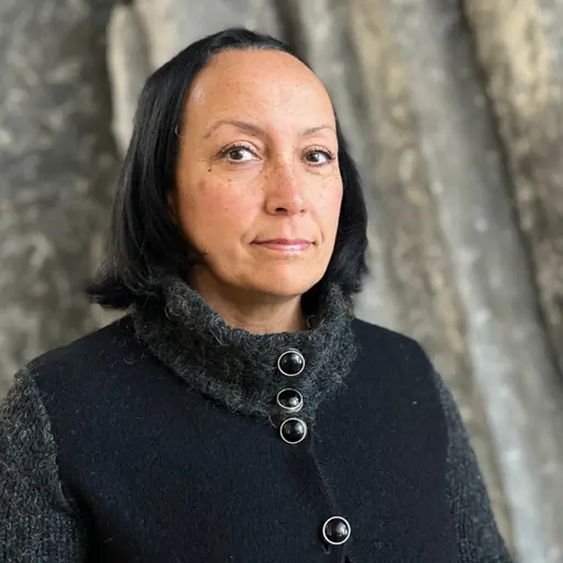 Delad bild som visar en kvinna klädd i en mörk kofta till vänster och en man i röd vinterjacka framför ett snölandskap till höger.