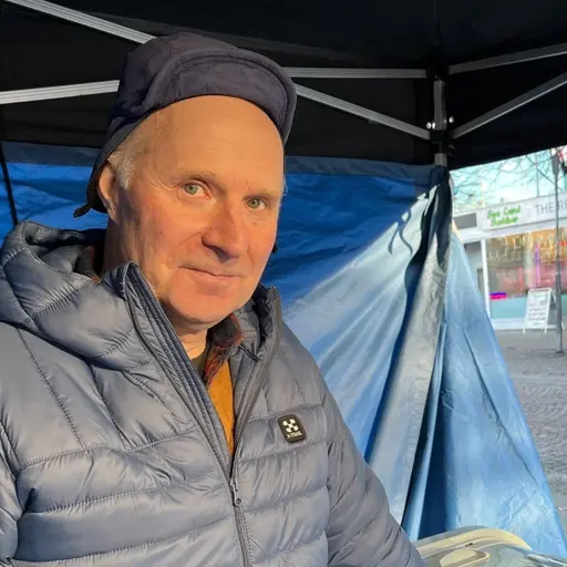 Splitscreen: till vänster står en man med en blå jacka och blå mössa, högra bilden håller händer i en gurpi  