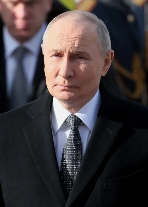 Rysslands president med soldater i bakgrunden