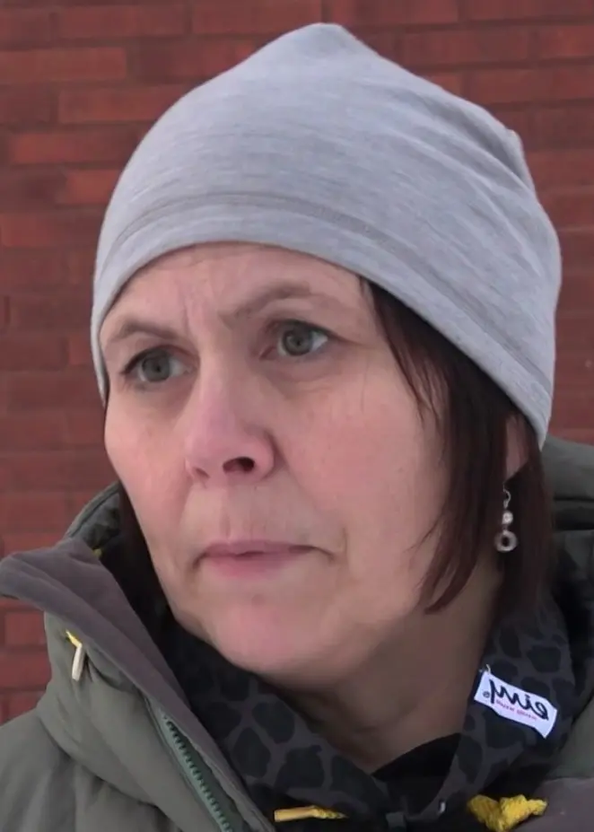 Bilden visar tre delar: till vänster en person i en blå tröja inomhus, i mitten en broschyr med texten 'Laponia' framför ett fjällandskap, och till höger en person i vinterkläder utomhus vid en tegelvägg.