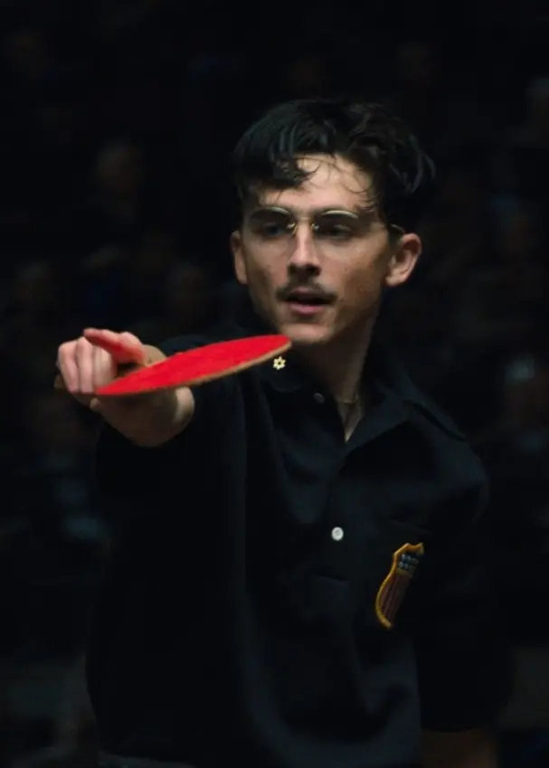 Timothée Chalamet spelar pingis i huvudrollen i filmen ”Marty Supreme”. Bety: Fem av fem.