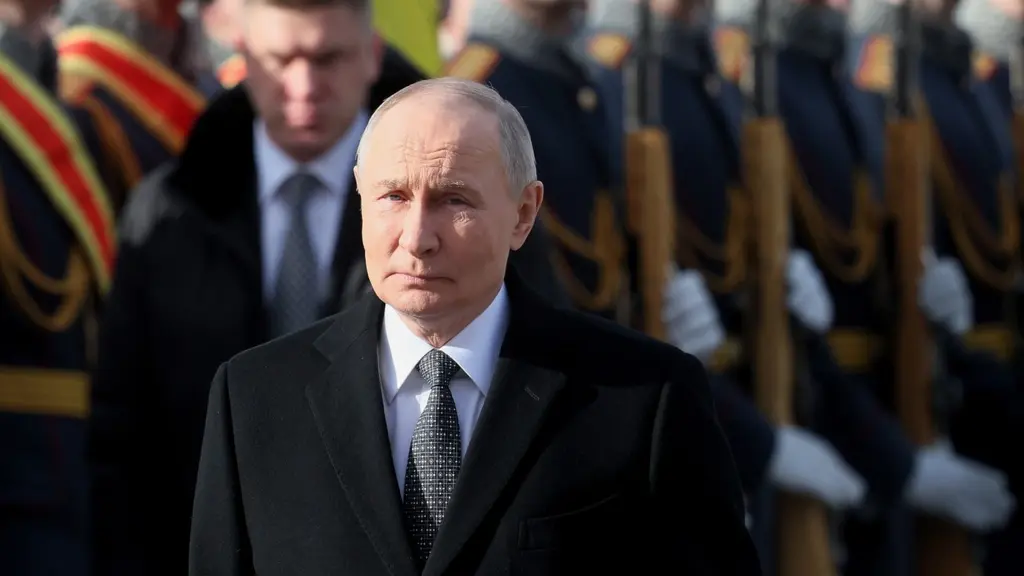 Rysslands president med soldater i bakgrunden